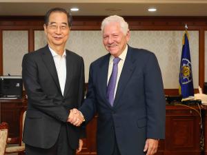 Prime Minister Han Duck-soo (left) shakes hands with Danny Leipziger
