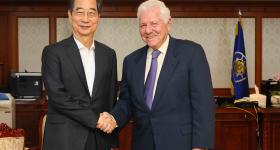 Prime Minister Han Duck-soo (left) shakes hands with Danny Leipziger